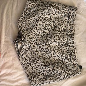 Express snow leopards skort